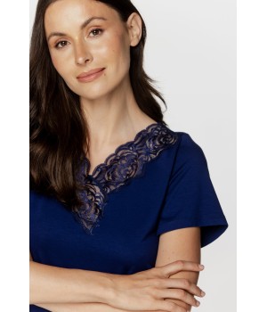 Parte trasera del camisón azul de mujer